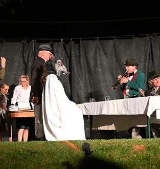 Scéna z představení ochotnického divadla