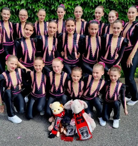 Tanečnice skupiny RockTeens s maskoty