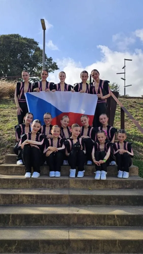 Tanečnice s českou vlajkou