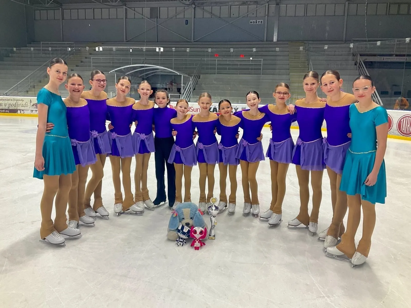 Bruslařky ze SKATING CLUB Brno ve fialových šatech na ledě