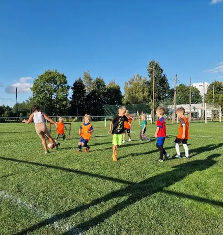 Děti při fotbalovém tréninku na hřišti